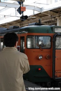 ケータイで撮影するサラリーマン