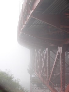霧の中のゴールデンゲートブリッジをちょいと下のアングルから